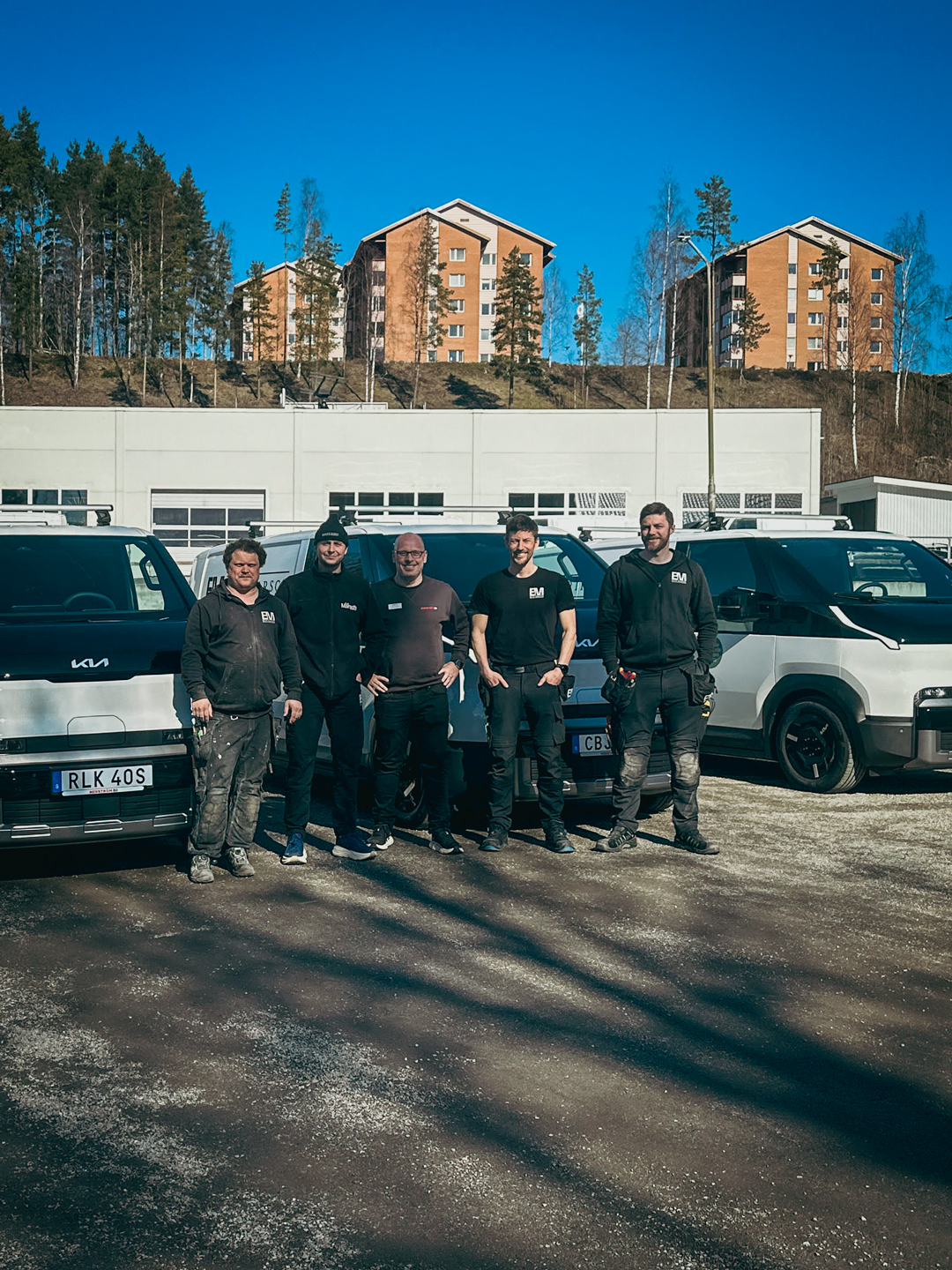 Teamet på Erik Marsch framför servicebilarna
