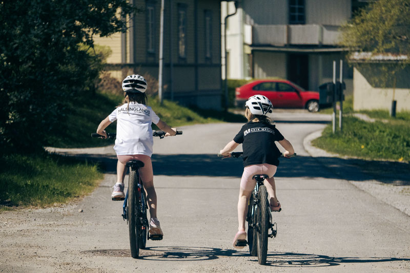 Barn cyklar – Erik Marsch stödjer lokalt föreningsliv