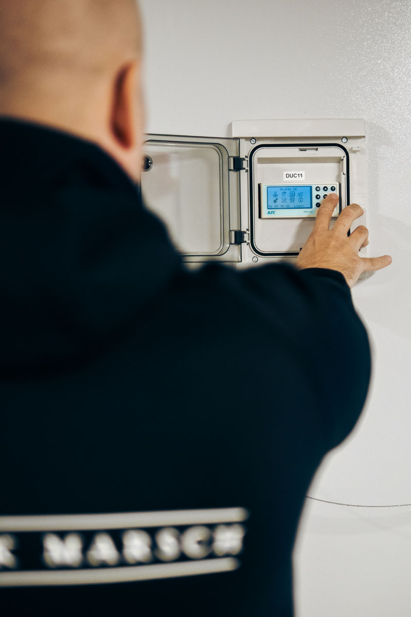 Tekniker vid styrpanel