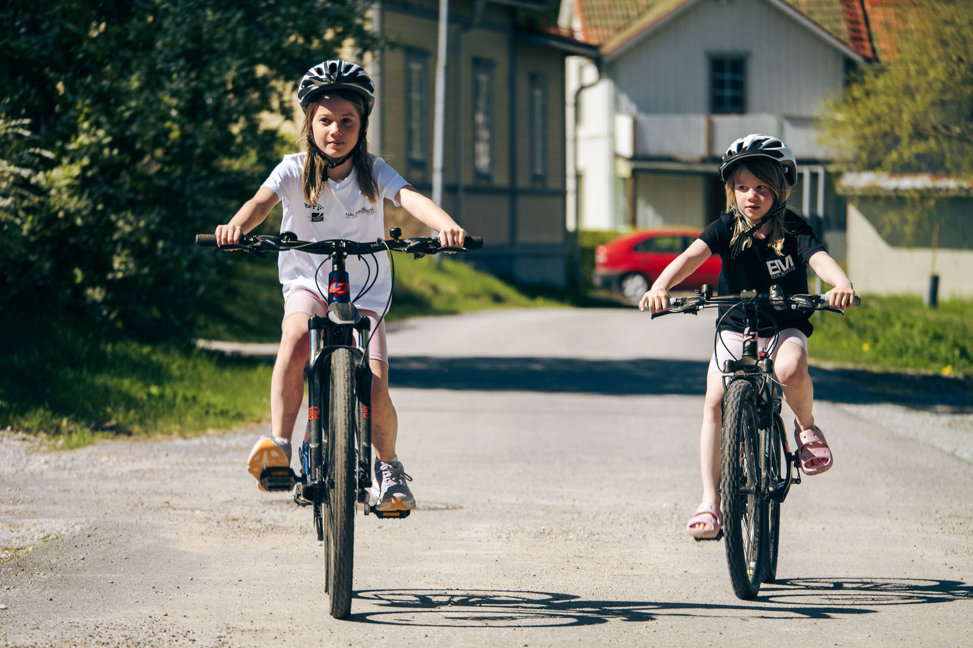 Barn som cyklar med Erik Marsch-kläder